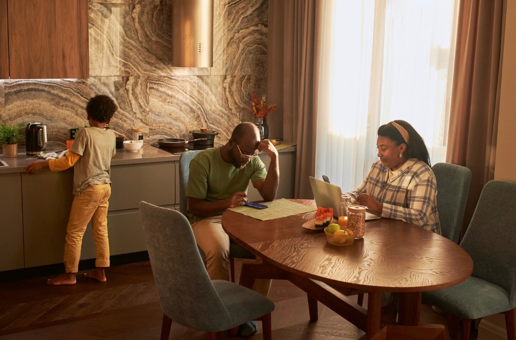 Zona living con sistema AI Homio attivo